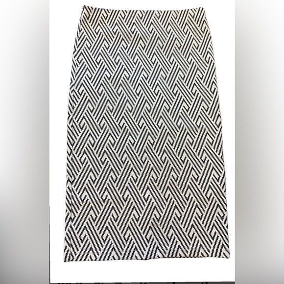 ZARA HIGH RISE BLACK /WHITE ZIG ZAG KNEE LENGTH STRETCHY PENCIL SKIRT SIZE M - Picture 3 of 8